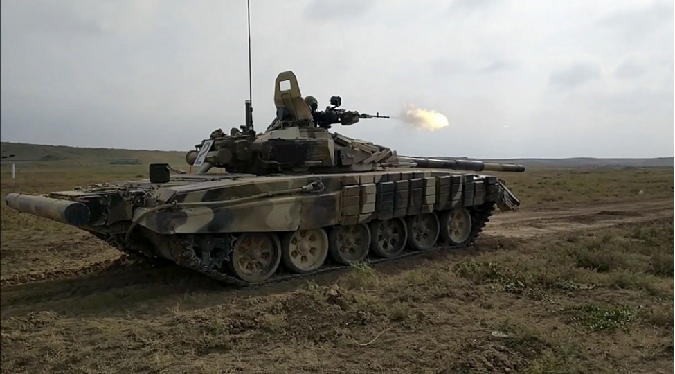 tank-bolmelerinde-doyush-atishlari-icra-olunub-video