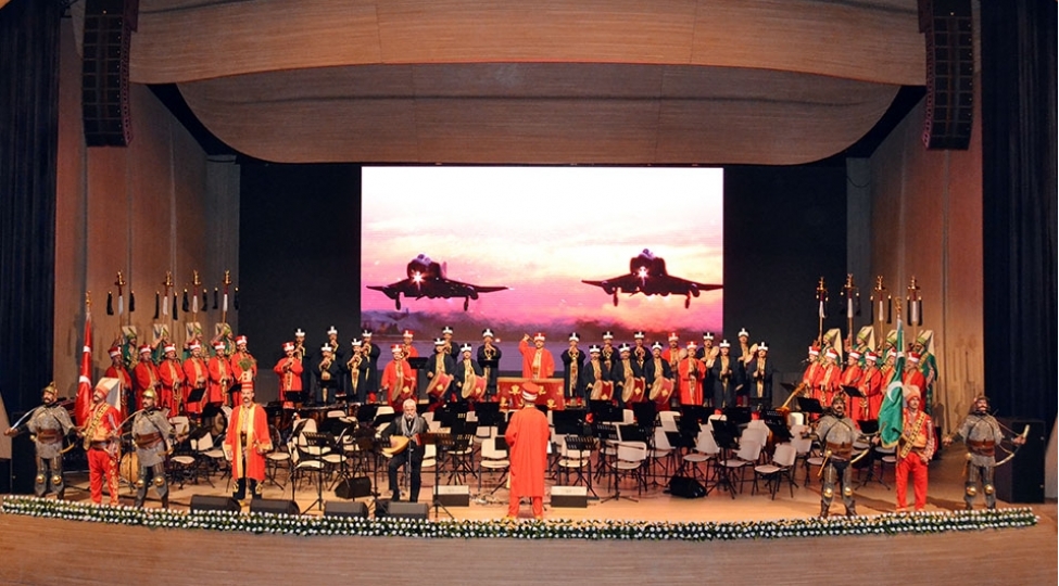 turkiyenin-mehteran-birliyi-zefer-gunu-munasibetile-kechirilen-konsertde-chixish-edib-video