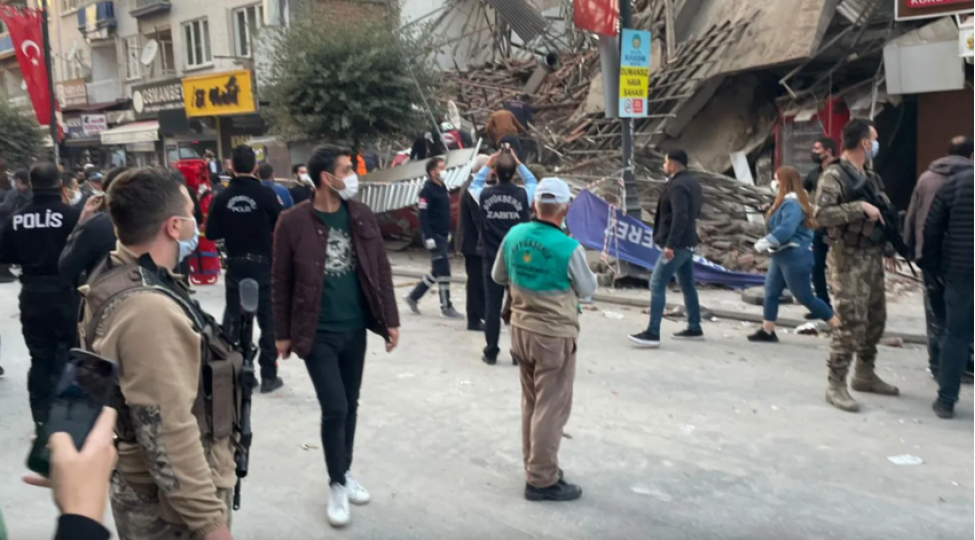 turkiyede-bina-chokub-dagintilar-altinda-qalanlar-var-video