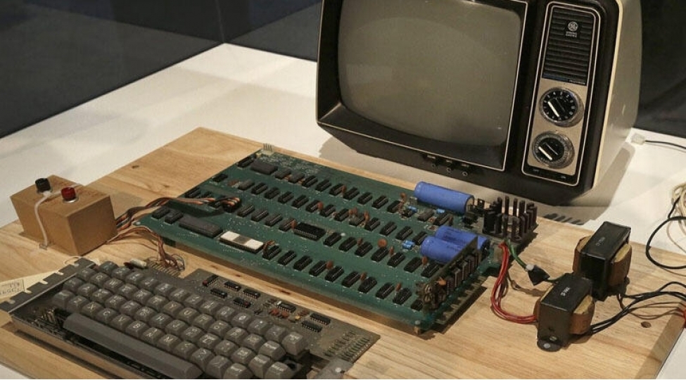 ilk-apple-komputerlerinden-biri-herracda-400-min-dollara-satilib