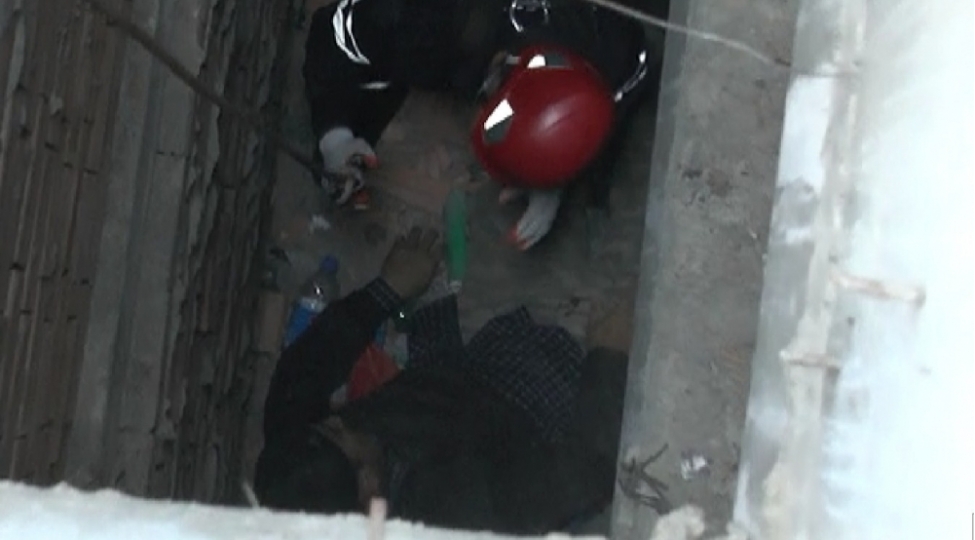 qish-parkinda-shaxtaya-dushen-shexsi-xilas-edildi-video