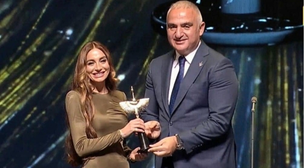 turkiyede-festivalin-ilk-mukafati-arzu-eliyevaya-verildi-video