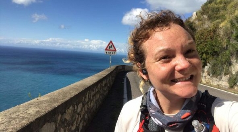 amerikali-qadin-darixdigindan-rekord-qirdi-95-gunde-4000-km-qachdi