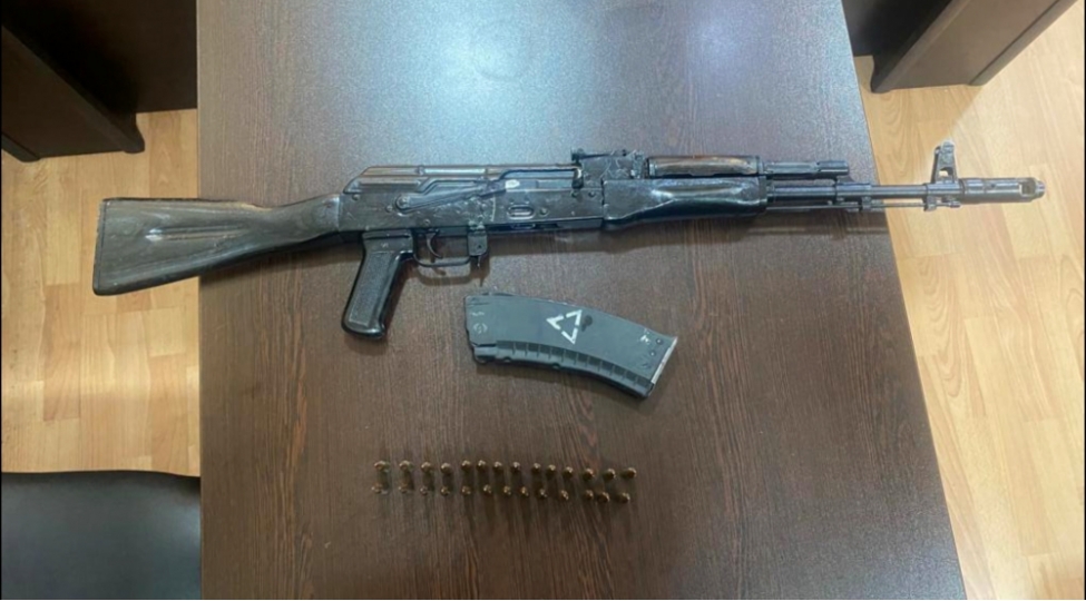 uzerinde-kalashnikov-gezdiren-shexs-saxlanilib
