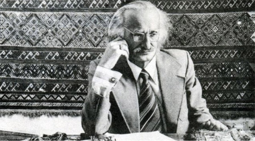 omrunu-azerbaycan-xalcha-senetinininkishafina-hesr-etmish-gorkemli-ressam