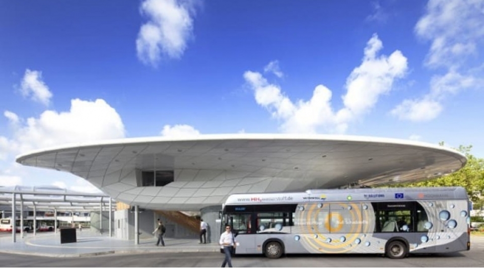 avtobus-dayanacaqlarinin-da-qeyri-adisi-olurmush-foto