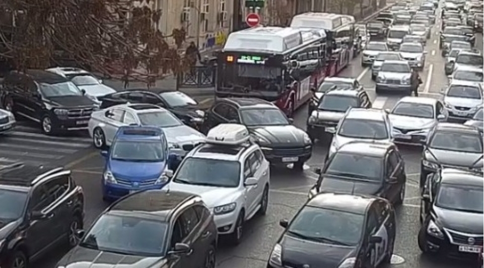 avtobus-zolaqlarinin-telebini-pozan-suruculer-video