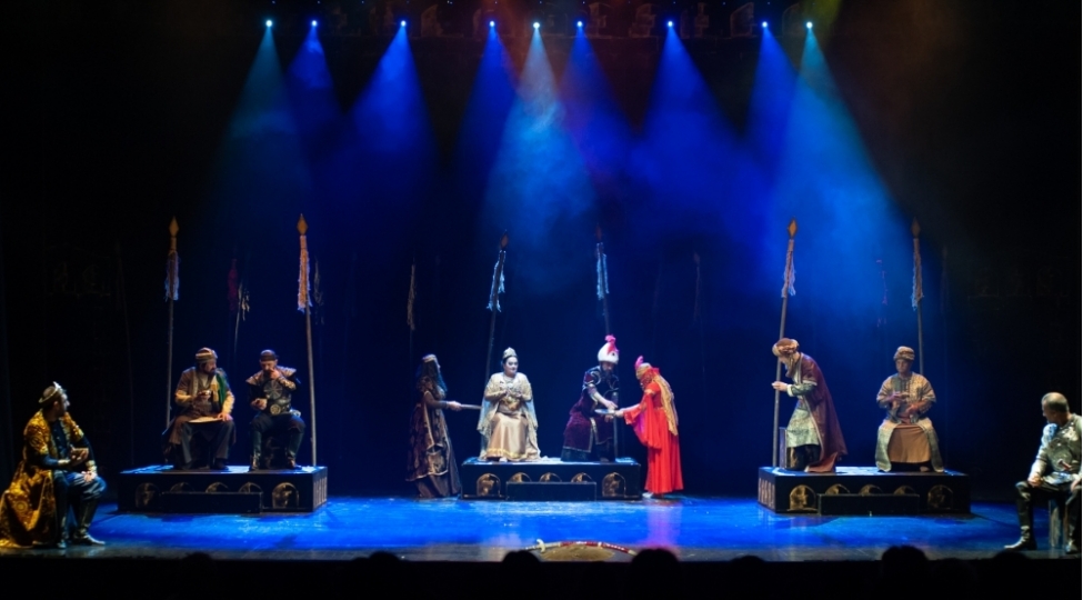 milli-teatrda-nizami-gencevi-iline-hesr-edilmish-qetibe-inanc-tamashasi-numayish-olunub