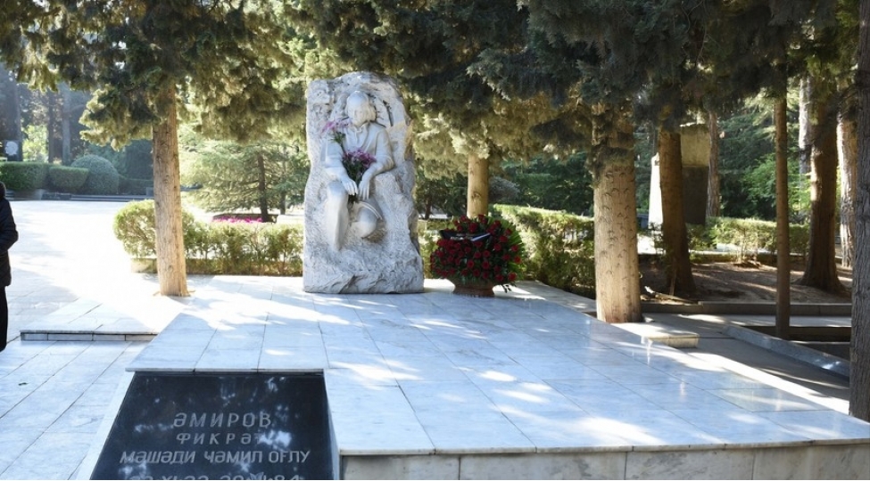 fikret-emirovun-mezari-ziyaret-olunub