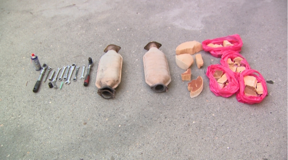 avtomobillerin-katalizorlarini-ogurlayan-shexs-saxlanilib-video