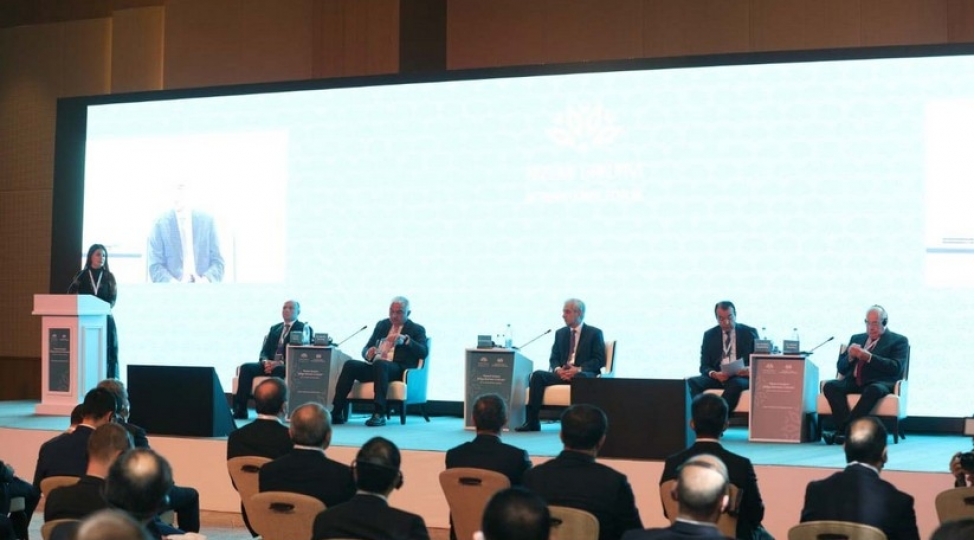 nizami-gencevi-beynelxalq-forumu-panel-iclaslarla-davam-edib