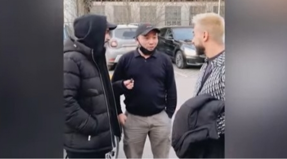 onu-pulsuz-aparan-taksi-surucusune-avtomobil-hediyye-etdi-video