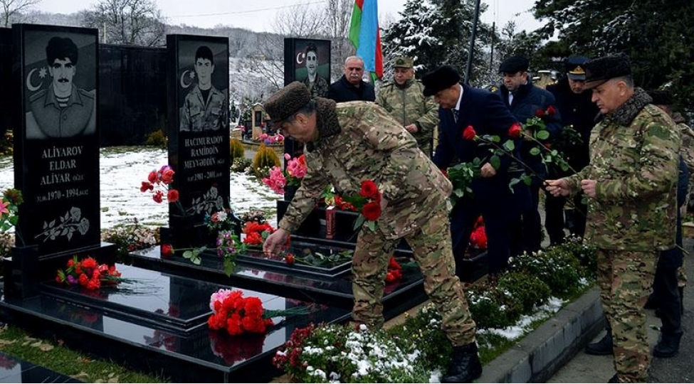 zakir-hesenov-shehid-aileleri-ile-gorushub