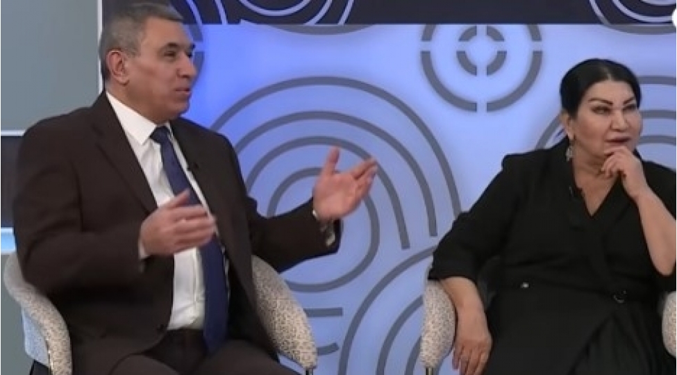 eri-saglamdirsa-qadin-niye-onun-corabini-geyindirmelidir