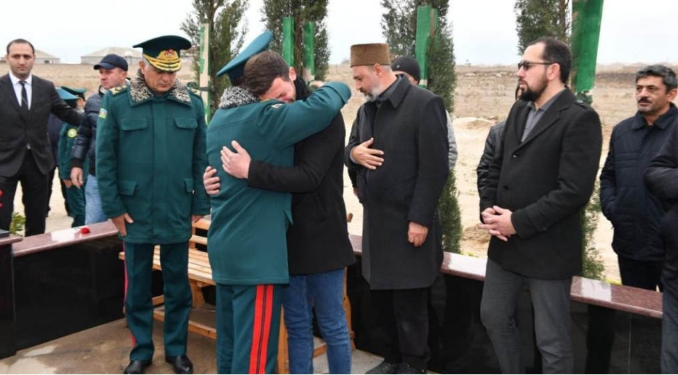 dsx-reisi-helikopter-qezasinda-helak-olmush-herbchilerin-mezarini-ziyaret-edib-foto