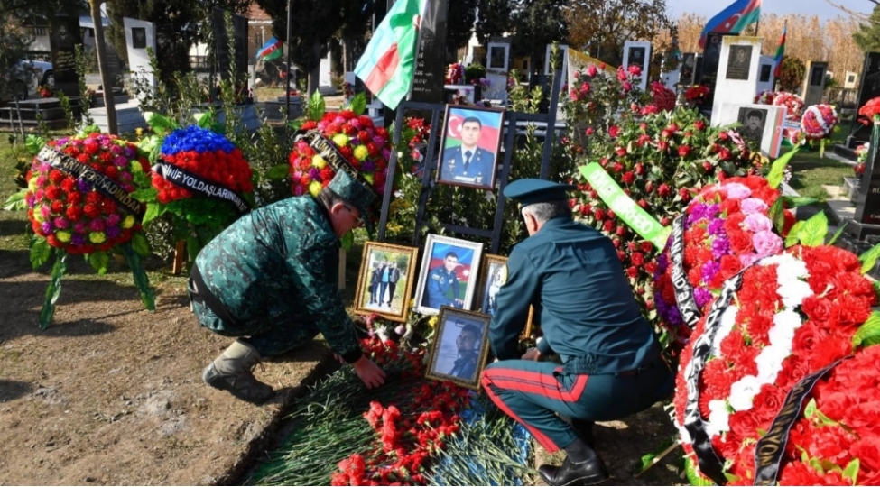 dsx-rehberliyi-helikopter-qezasinda-helak-olmush-zabitin-mezarini-ziyaret-edib-foto