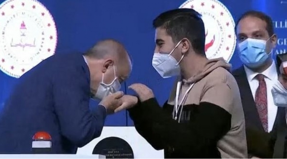 erdogan-elil-gencin-elinden-opdu-video