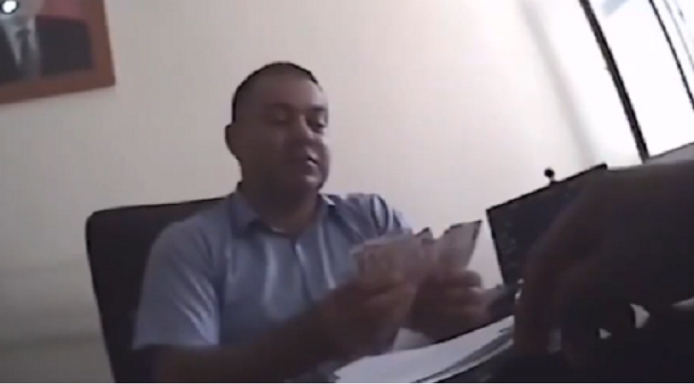 rushvet-aldigi-yerde-videolari-chekilen-memurlara-hokm-oxundu-video