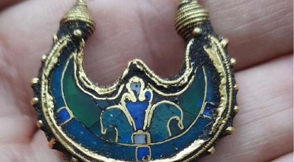 vikinqlere-mexsus-nadir-qizil-sirga-tapilib