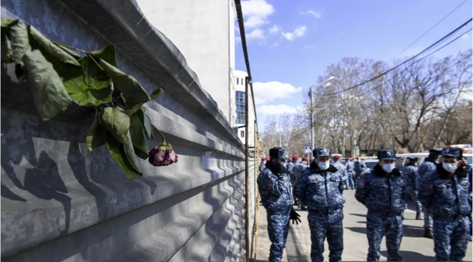 ermenistanda-etirazchilar-xarici-ishler-nazirliyinin-binasina-daxil-olub