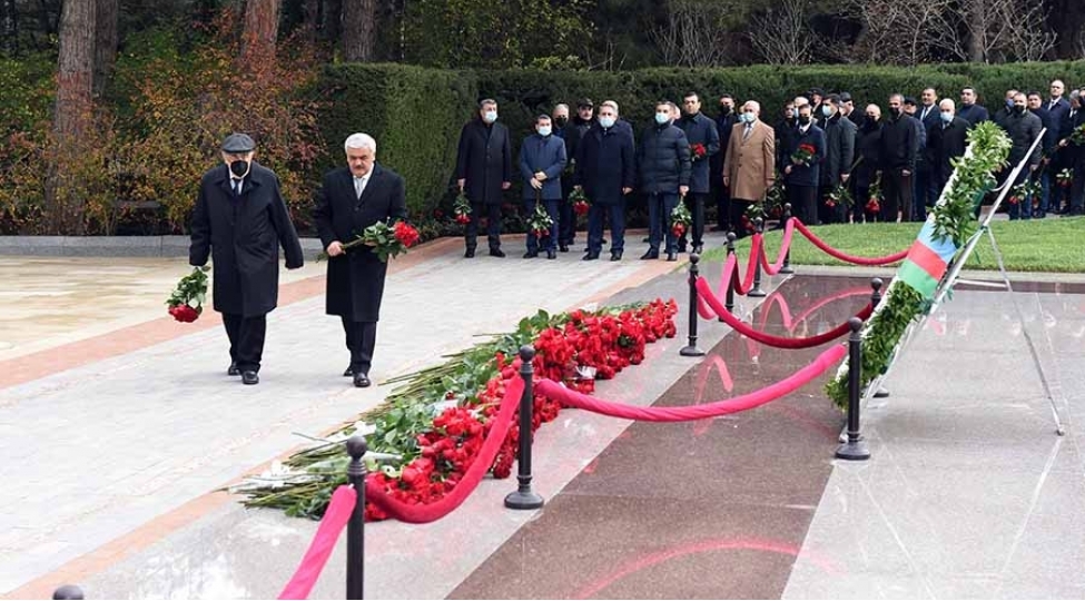 socar-rehberliyi-ulu-onder-heyder-eliyevin-mezarini-ziyaret-edib