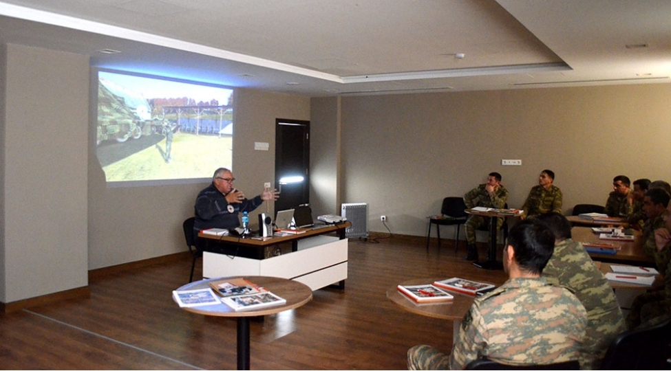 herbi-qulluqchularla-beynelxalq-humanitar-huquq-movzusunda-seminar-kechirilib