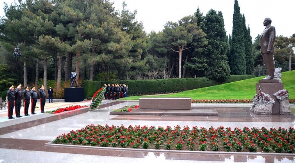 ordumuzun-generallari-heyder-eliyevin-mezarini-ziyaret-edib-foto