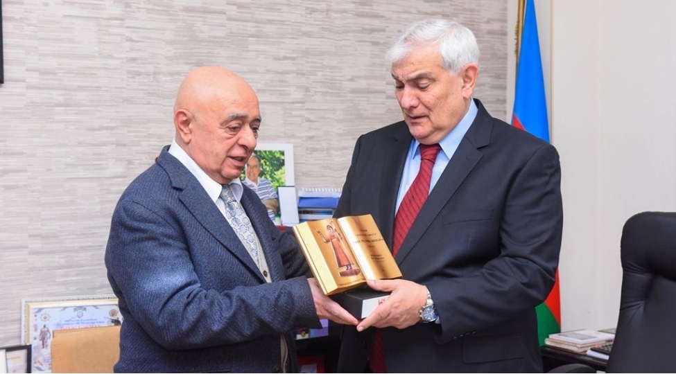 xalq-yazichisi-kamal-abdullaya-yashayan-dede-qorqud-mukafati-teqdim-olunub