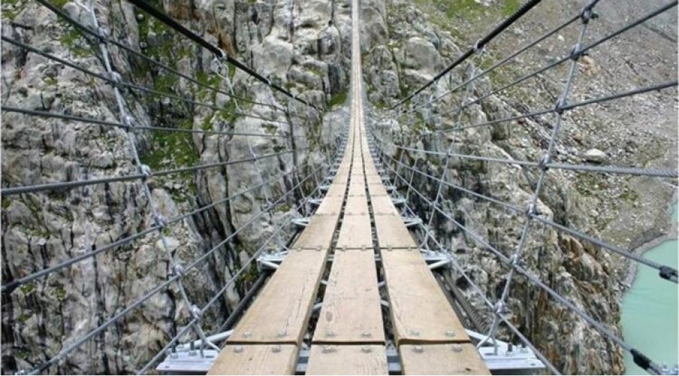 bu-korpulerden-kechmek-cesaret-teleb-edir-foto