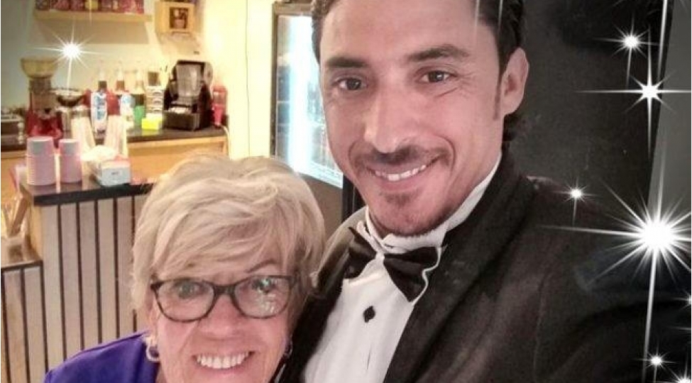 aralarindaki-46-yash-ferqine-baxmayaraq-eshq-hekayeleri-ile-gunden-oldular-fotolar