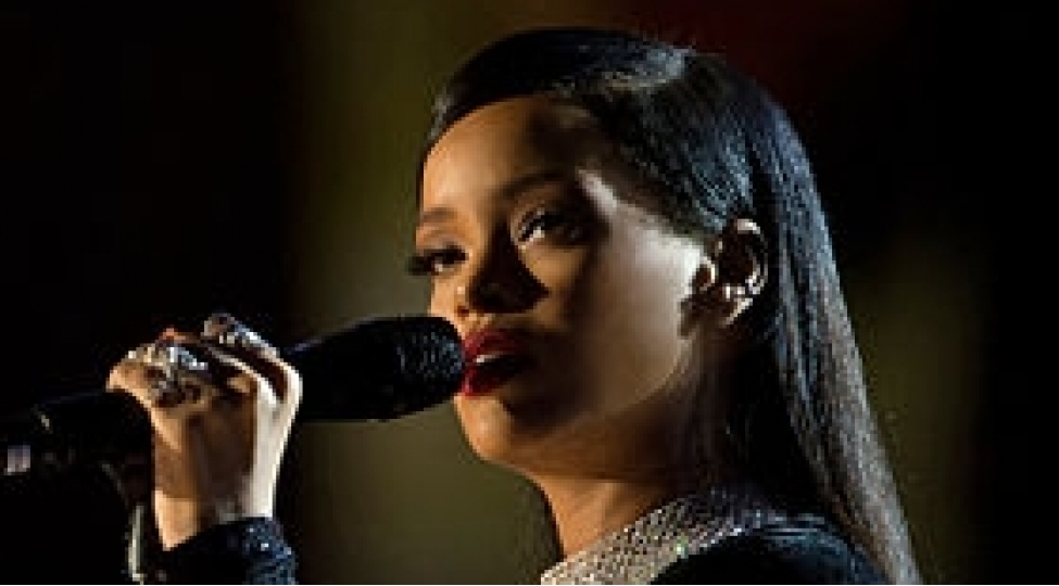 xeyriyyechilikle-meshgul-olan-taninmish-insanlar-foto