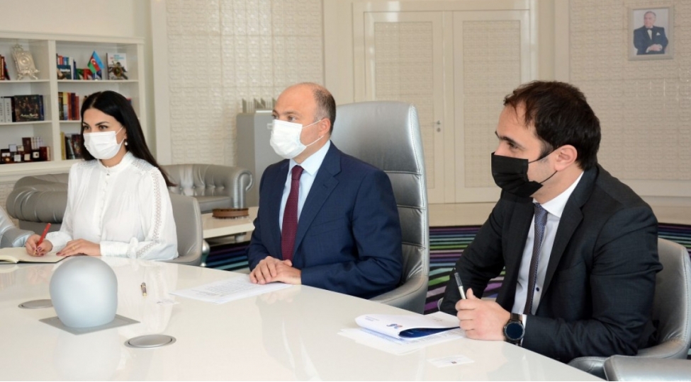 anar-kerimov-norvechin-yeni-sefiri-ile-gorushub
