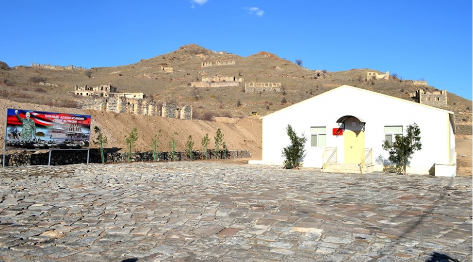 kelbecer-ve-lachin-rayonlarinda-herbi-obyektler-istifadeye-verilib