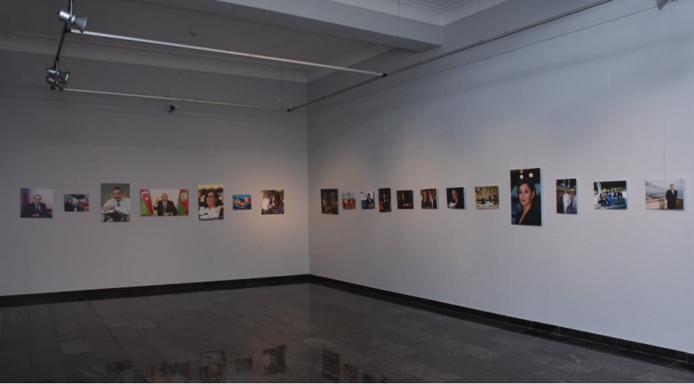 azerbaycan-chohresi-adli-fotosergi-achilib