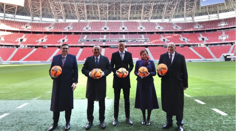 xin-rehberleri-futbol-oynayiblar-video