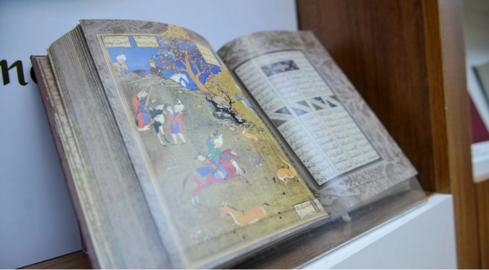 nizami-gencevi-xemse-kitabinin-teqdimati-kechirilib