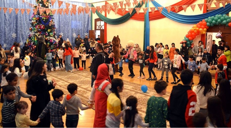 shehid-ve-herbchi-ailelerinin-ushaqlari-uchun-bayram-tedbiri-kechirilib