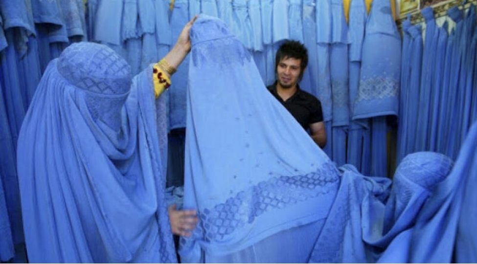 efqan-qadinlari-niye-qara-yox-mavi-hicab-geyinir