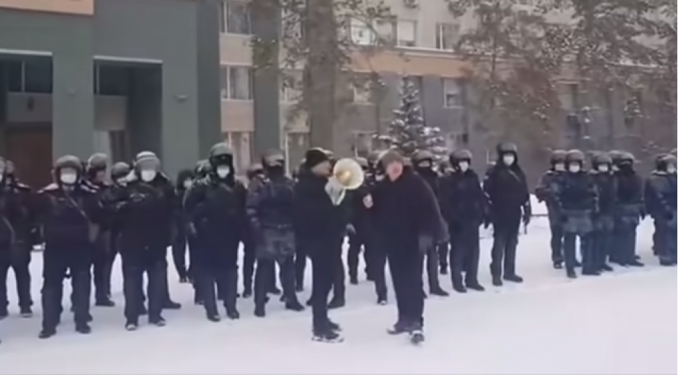 qazaxistanin-bu-sheherinde-polis-etirazchilarin-terefine-kechdi-video