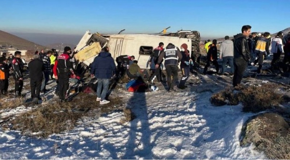 turkiyede-telebeleri-dashiyan-mikroavtobus-ashib