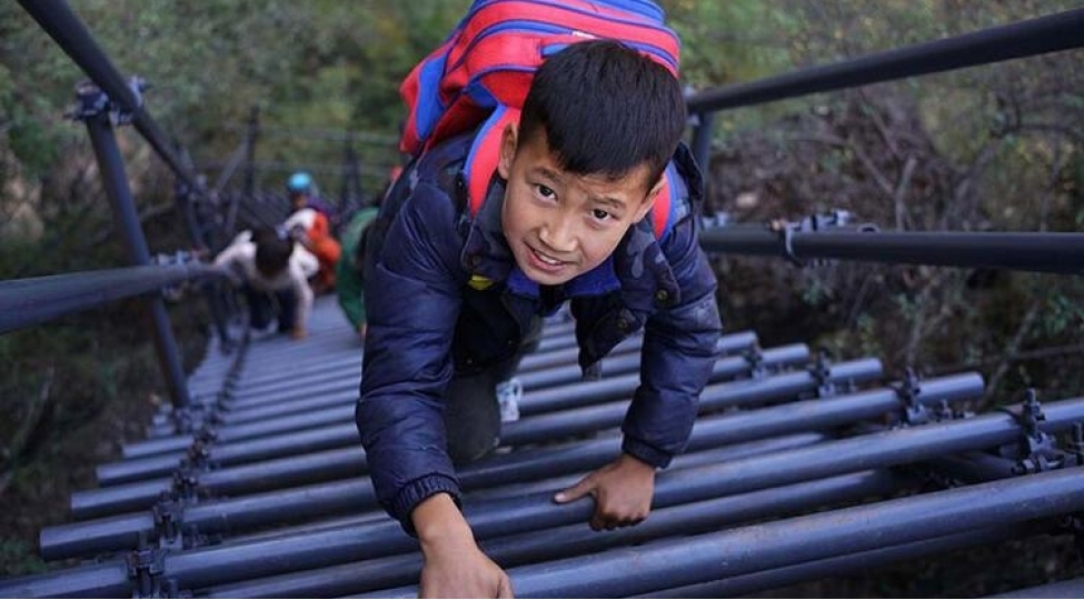 dunyanin-en-tehlukeli-mekteb-yolu-foto