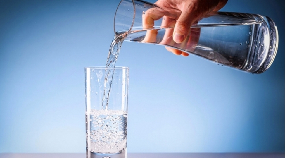 hansi-su-daha-faydalidir-xam-qaynadilmish-yoxsa-mineral