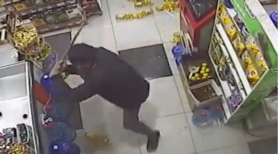 serxosh-shexs-marketi-dagidib-300-manat-isteyirmish