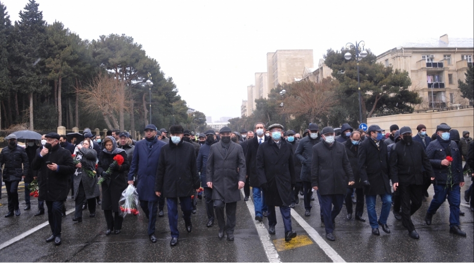 yeni-azerbaycan-partiyasinin-numayendeleri-shehidler-xiyabanini-ziyaret-edibler-fotovideo