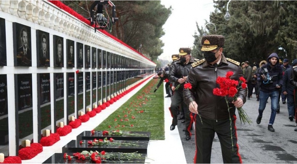 mudafie-nazirliyinin-rehberliyi-shehidler-xiyabanini-ziyaret-edib