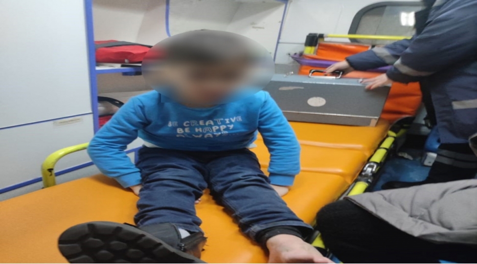 bakida-ayagi-eskalatorun-pillekenleri-arasinda-qalan-ushaq-xilas-edilib-video