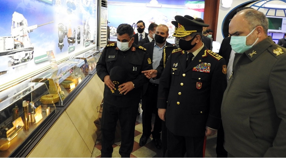 zakir-hesenov-iranda-muxtelif-teyinatli-herbi-mehsullarla-tanish-olub-foto