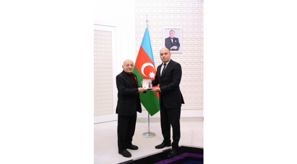 omer-eldarov-ve-ferhad-bedelbeyliyenizami-gencevi-880-xatire-nishanlari-teqdim-olunub