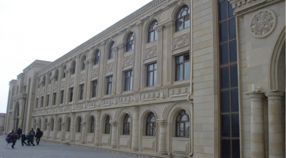 intellekt-mekteb-liseyinde-bash-verenlerle-bagli-arashdirma-aparilir-videoyenilenib