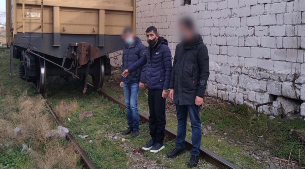 bakida-ahil-kishini-dashla-vurub-540-manatini-ogurlayiblar-video